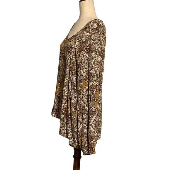 Elegant Women's Patterned Blouse - Picture 3 of 9